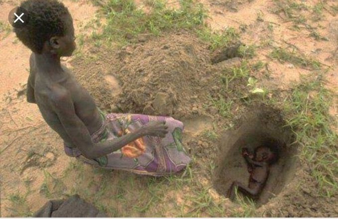 UfukDemiray's tweet photo. Fotoğrafların da dili vardır!
Hatta bazıları çığlık çığlığa feryat eder...

Açlıktan ölen Afrikalı bir çocuk... https://t.co/yQItAhLd5F