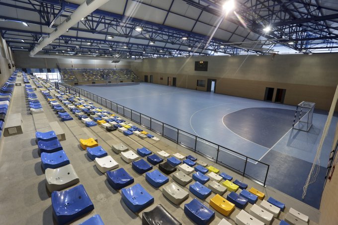 fedmadridbm's tweet photo. 🏟 COMPETICIONES I La Asamblea de la @fedmadridbm decide por unanimidad arrancar la competición en octubre en modelo burbuja y retrasar el inicio de la Liga hasta enero. 

Noticia completa de la Asamblea General 👇

📰 https://t.co/sgCvRLmmrY

#balonmanomadrileño https://t.co/WR1HnTdekf