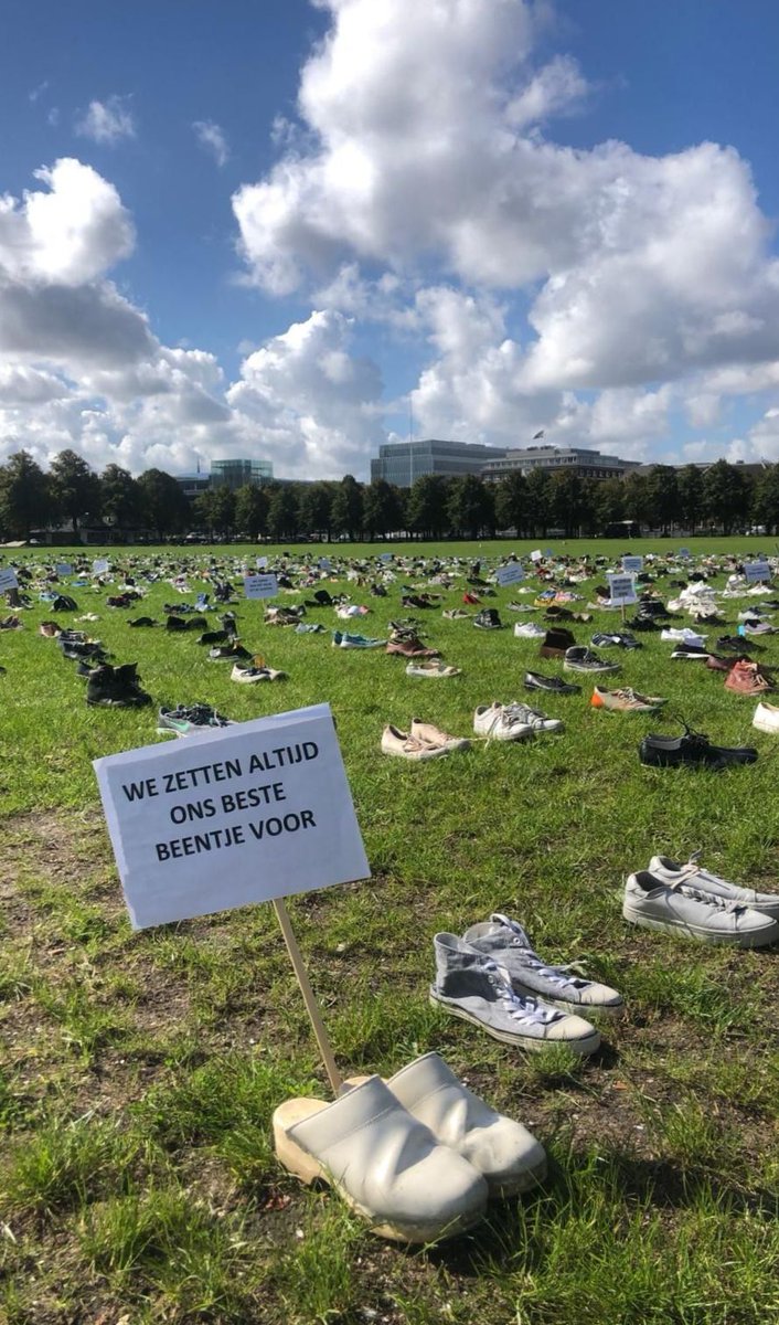 SPnl's tweet photo. Wat zijn het er veel!😍 Het Malieveld stroomt vol met schoenen.👟👞🥾👢👡

Kom vanmiddag om 14:00 ook naar de digitale actie en laat weten dat jij erbij bent op https://t.co/T7NsFaIqPs! 

#meerdanapplaus https://t.co/gIKaT4F7pk