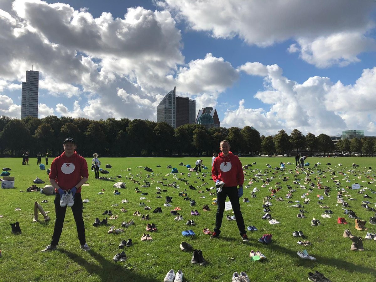 SPnl's tweet photo. Wat zijn het er veel!😍 Het Malieveld stroomt vol met schoenen.👟👞🥾👢👡

Kom vanmiddag om 14:00 ook naar de digitale actie en laat weten dat jij erbij bent op https://t.co/T7NsFaIqPs! 

#meerdanapplaus https://t.co/gIKaT4F7pk