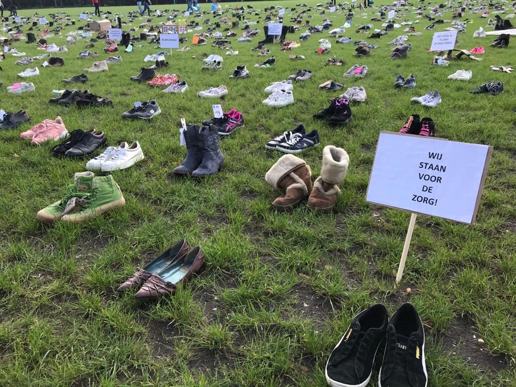 SPnl's tweet photo. Wat zijn het er veel!😍 Het Malieveld stroomt vol met schoenen.👟👞🥾👢👡

Kom vanmiddag om 14:00 ook naar de digitale actie en laat weten dat jij erbij bent op https://t.co/T7NsFaIqPs! 

#meerdanapplaus https://t.co/gIKaT4F7pk