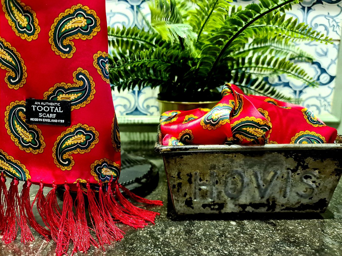 eclectichound's tweet photo. #newarrivals from @tootalscarves
#Paisley Satin #silk #scarf Β£55 with matching #pocketsquare Β£18 available #instore
π₯
π₯
π₯
#accessories #heritagebrand #windowedit #colourpop #dandy #antibland #eclectichound #winchesterindependents #shopsmall #leadnotfollow #hellowinchester https://t.co/Ujs44IG8H6