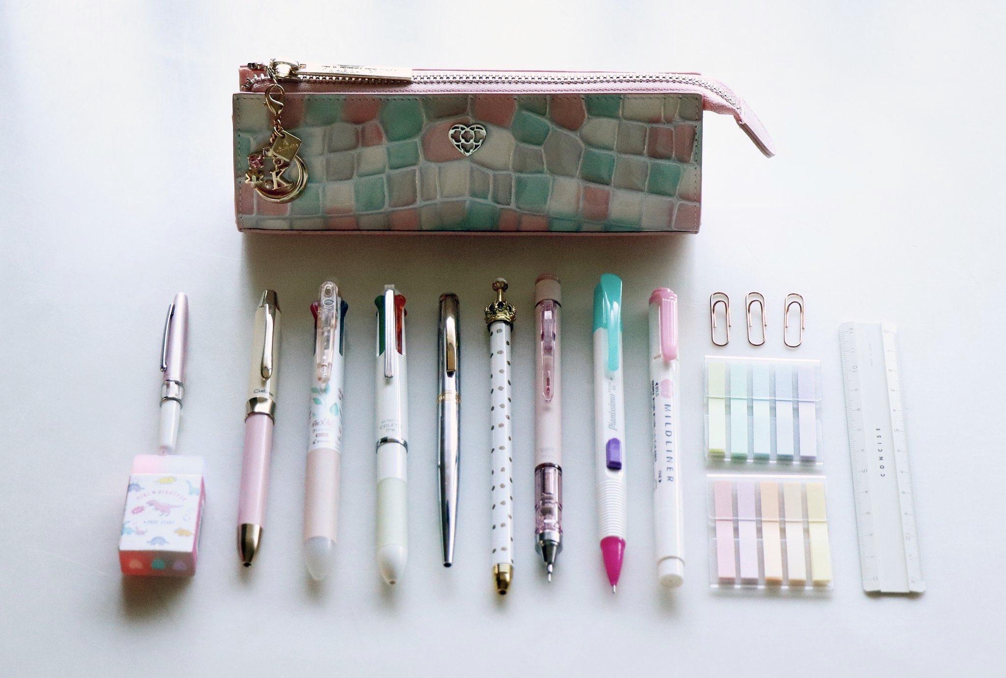 かめのこわたし 素敵な企画ありがとうございます 筆箱をコーデしました 3枚目が筆箱の中身の構成で 4枚目は周りに自由に可愛い物を置きました よろしくお願いします 写真は少し加工しました 女子風筆箱紹介 女子風文具 T