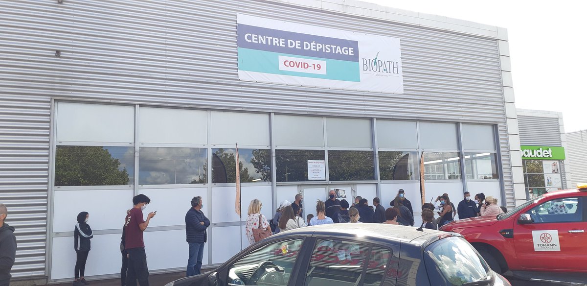 MagicsFingersFR's tweet image. Une honte @biopath qui laisse les gens faire la queue avec des enfants de 4 ans pendant 2h. Ferme la porte parce qu'il est 12h15 ! Aucune info préalable pour prévenir et l'agent de sécurité qui prend les gens pour des c** ! #biopath #noyellesgodault #covid @lavoixdunord @ARS_HDF