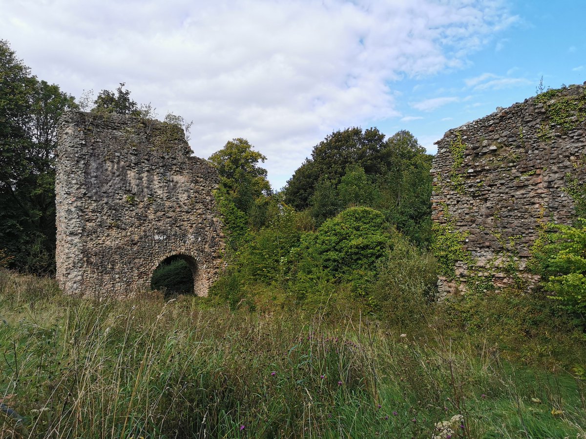 ThatCastleFella's tweet photo. Lochmaben Castle yesterday, very impressive site. It was built by Edward I in the 13th and 14th centuries, and later rebuilt during the reign of James IV of Scotland. #visitscotland #castlehunting #castlefix https://t.co/xkhCXNAq0P