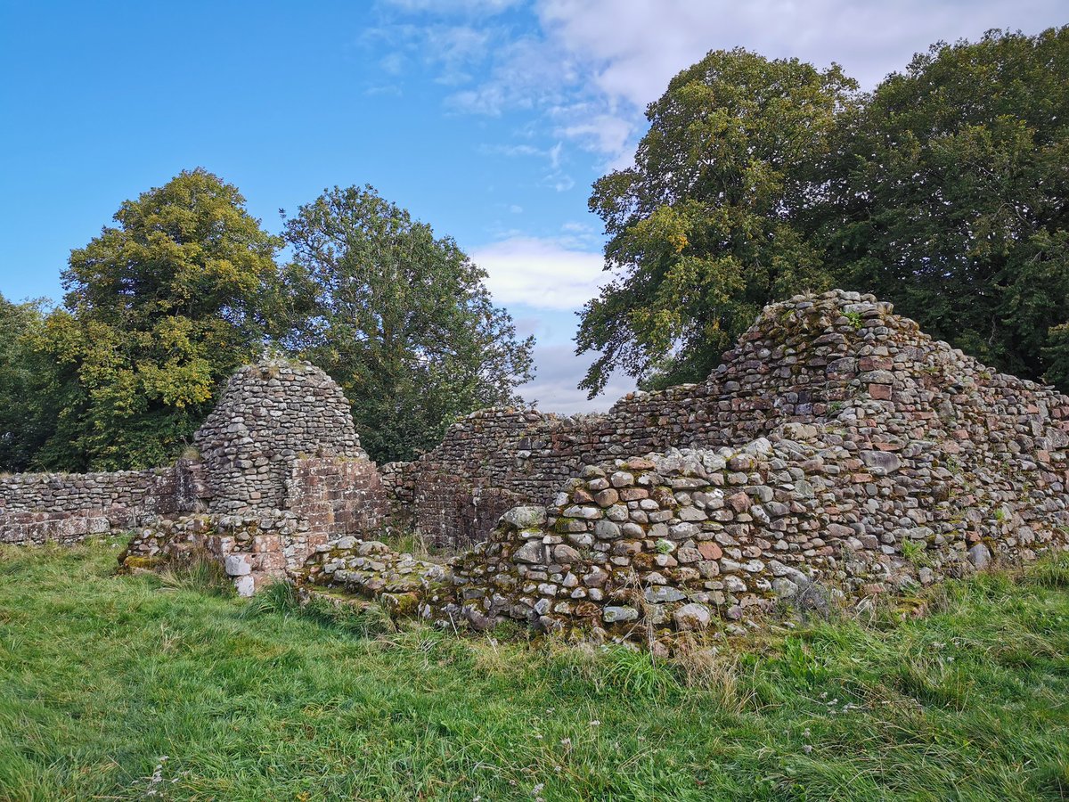 ThatCastleFella's tweet photo. Lochmaben Castle yesterday, very impressive site. It was built by Edward I in the 13th and 14th centuries, and later rebuilt during the reign of James IV of Scotland. #visitscotland #castlehunting #castlefix https://t.co/xkhCXNAq0P