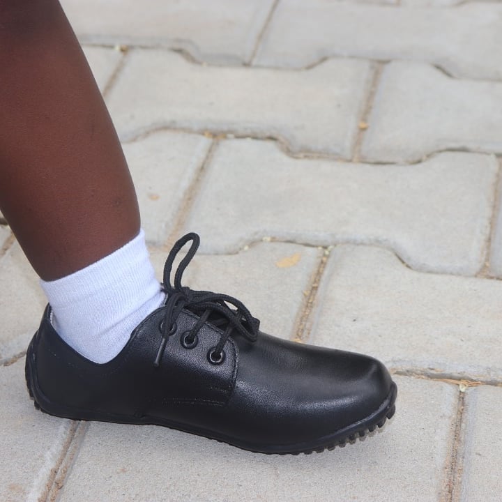 kazuryltd's tweet photo. Viatu vya shule vya ngozi vizuri na imara vinapatikana @kazuryltd 
Mzazi/Mlezi kumbuka shule zinafunguliwa september 7,2020
Size 25____39
Tzs 35,000
WhatsApp 0654639527
#schoolshoes https://t.co/Su9MLTCft6