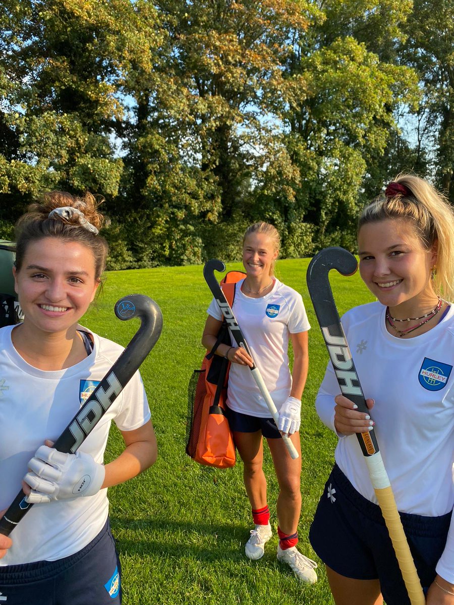 Ready, set, let's gooo! These THCHurley girls are ready to go tomorrow when the Dutch comp starts again! 🤩🙌 Good luck girls! #teamJDH #usethebest #fieldhockey #hoofdklasse #selfie