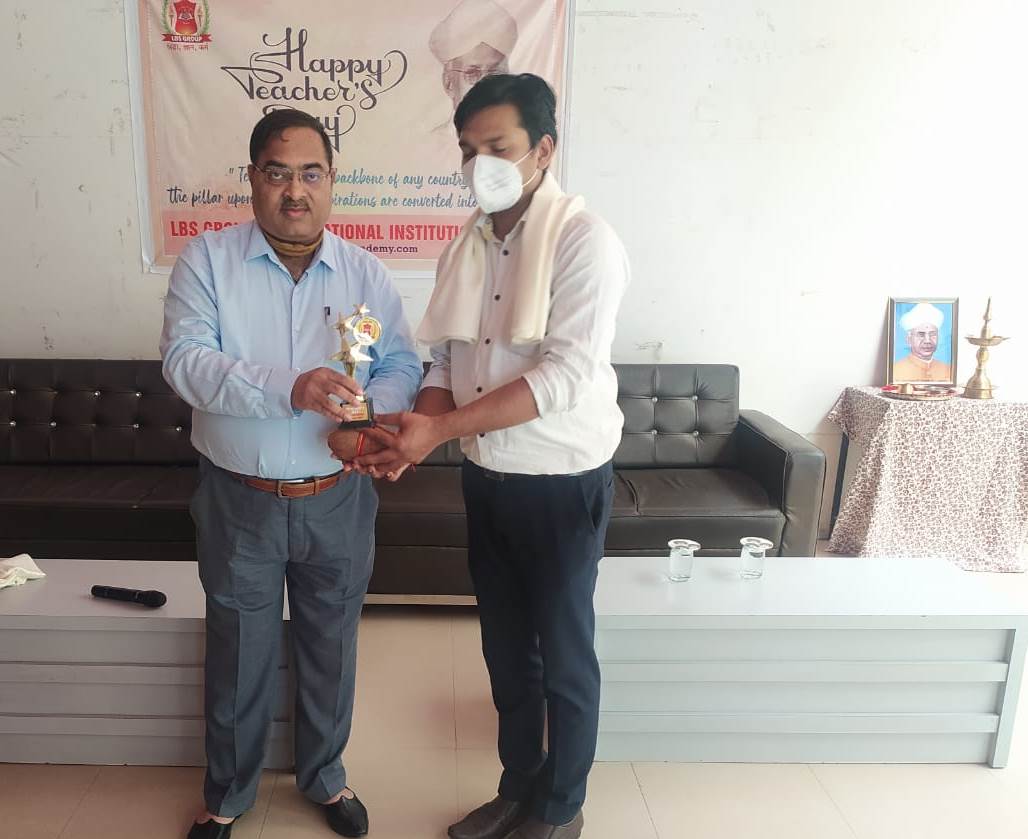 LBS_Academy's tweet photo. An #AwardCeremony was held with #SocialDistancing at @LBS_Academy.
Chairman Mr. Kuldeep Mathur wishes the Teachers for their outstanding work during COVID-19 and he said that during this pandemic situation Teachers must be ready for both #Online &amp; #OfflineTeaching methodologies. https://t.co/dwKnsuNFhk