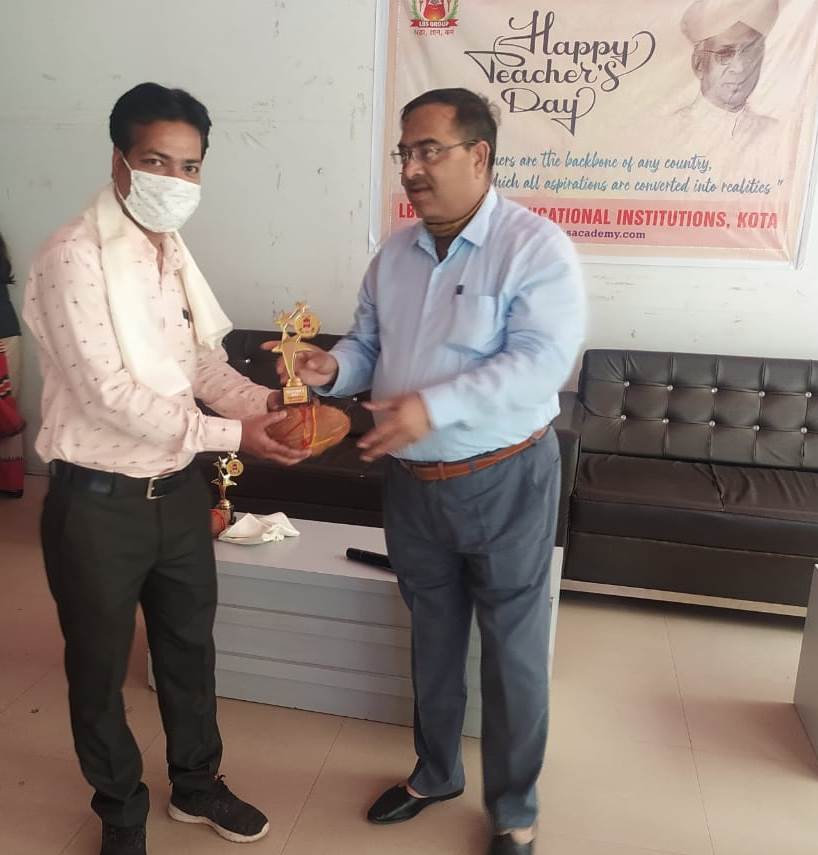 LBS_Academy's tweet photo. An #AwardCeremony was held with #SocialDistancing at @LBS_Academy.
Chairman Mr. Kuldeep Mathur wishes the Teachers for their outstanding work during COVID-19 and he said that during this pandemic situation Teachers must be ready for both #Online &amp; #OfflineTeaching methodologies. https://t.co/dwKnsuNFhk