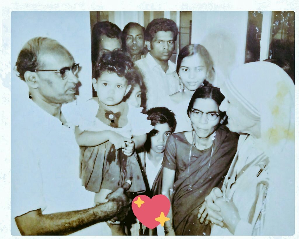 TouristGuideEKM's tweet photo. Mother Teresa's visit in Kochi... I am in the middle with surprising eyes!!! https://t.co/btf4UUY8PP
