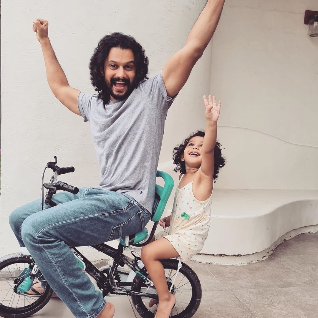 Marathi_Celebs's tweet photo. Like father like daughter ❤️ Jizah and Adinath Kothare ❤️
@adinathkothare
#JizahKothare #AdinathKothare #MarathiActors #Kothares #LikeFatherLikeDaughter #InstaKids #KidsOfInstagram #CutenessOverload #MarathiCelebs
.
Follow us - @Marathi_Celebs . https://t.co/0WWT2QwX31