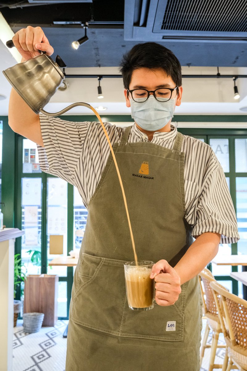 Masakmasak Tokyo テータリック テーは紅茶 の意味 タリックはマレー語で 紅茶を注ぐ際の引く動作を意味しています 高い位置から注ぐことによって 適度な温度に調節することができたり 紅茶とミルクが完全に混ざり合い紅茶の風味を増すと言った