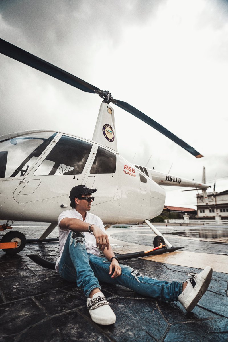 Psolemn's tweet photo. เมื่อเช้าไปขึ้นเฮลิฯ ของบริษัท Heliluck มา สนุกมากกกก ครั้งแรกเลย ตื่นเต้นโคตร บินชมเมืองนนทบุรี เกาะเกร็ด บินผ่านแม่น้ำเจ้าพระยา สวยมาก เดี๋ยวเพชรจะลงพิกัดและวีดีโอให้ดูใน thread ครัล ราคาเหมา 4 คน 9,999 บาท คนละ 2,500 ครับ ได้บินประมาณเกือบ 20 นาที ชอบมาก ชอบมากจริงๆ https://t.co/4l40D0A2yR