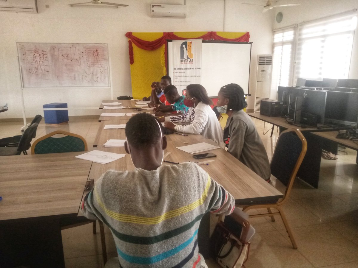 afrofashionev's tweet image. La deuxième journée de ce #ModeSpace 4 a commencé depuis un moment. Pour cette seconde journée, les participants apprennent a désigner la poitrine et l&apos;épaule. 
@Tgtwittos @NunyaLab @OpenSDF30 

#FashionEv
#ModeSpace
#FashionWorkshop
#DessinDeMode