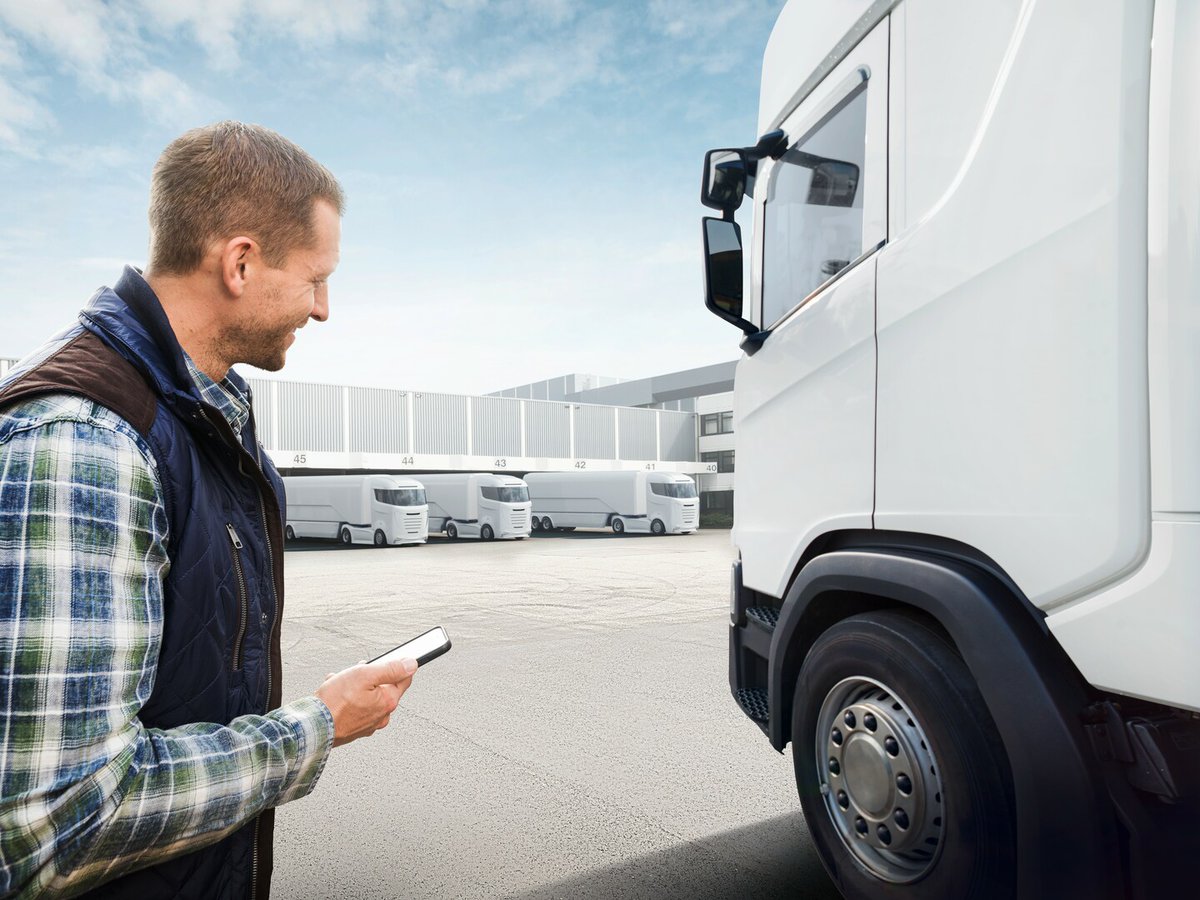 BoschGlobal's tweet image. 🔑📱 Using a #smartphone instead of an analog key: The Bosch Perfectly keyless system is the world&apos;s first #keyless access system for #commercialvehicles. It allows for vehicle access and start to be controlled by a digital key on a mobile phone. More: bit.ly/perfectlykeyle…