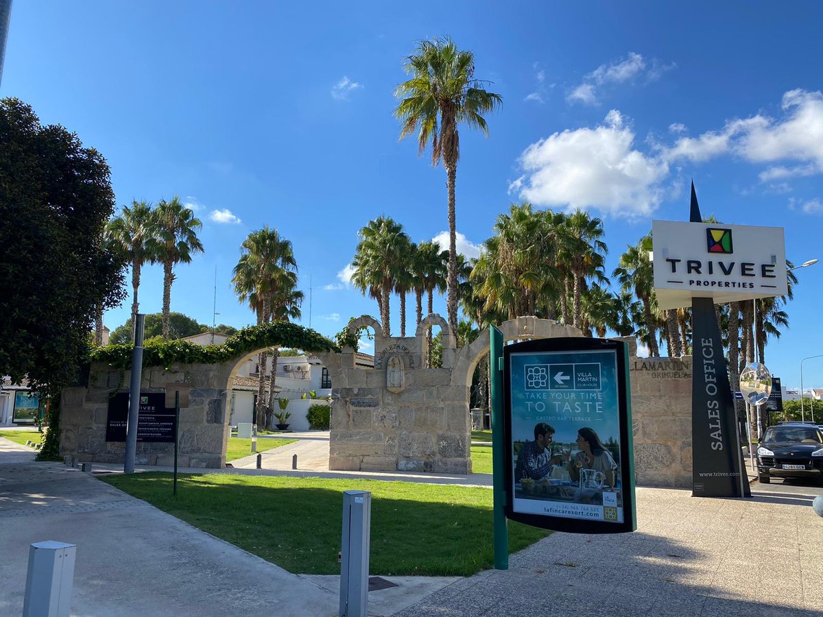 maria_burguete's tweet photo. El club de golf Villamartín (Orihuela), inaugurado en 1972, cuenta con un diseño divertido donde los haya al estar situado en una vaguada con vistas al mar en varios hoyos. Este par 72 fue construido por el Sr. Putmann. #muyrecomendable #camposdeespaña #localplayer https://t.co/IjYnklyDlD