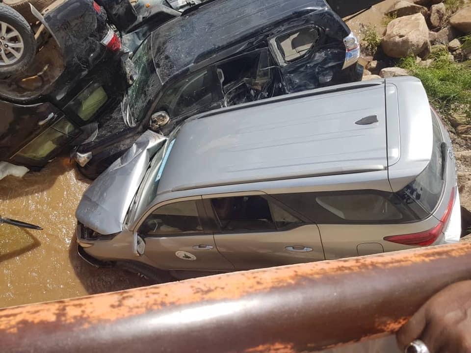 Part of the Interministerial convoy in the Far-North has been involved in a road accident.Early reports say due to the dusty road,4 vehicles plunged into a river before Mora leaving 13 wounded with no deaths.Unverified info say a Minister was injured and rushed to the hospital