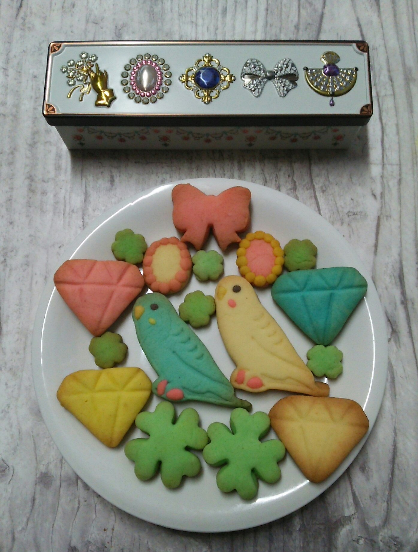 パンと和菓子のお店 Mochiri En Twitter 新商品 鳥の宝石箱クッキー缶 インコ お菓子のミカタ ビジュー缶 T Co 6vvknfnfos Twitter