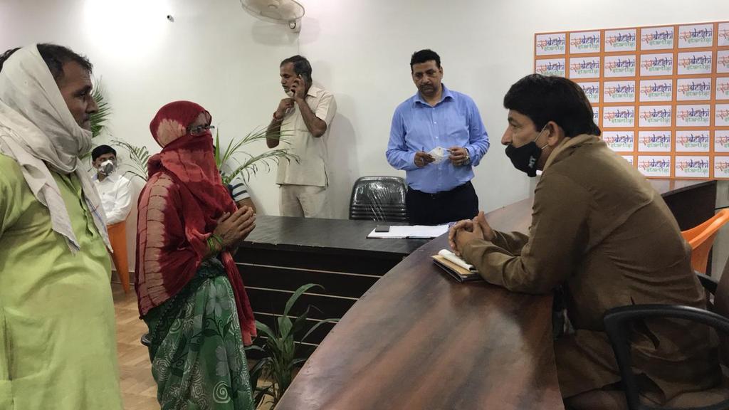 deweshtiwary's tweet photo. उत्तर पूर्वी दिल्ली के लोकप्रिय सांसद श्री @ManojTiwariMP जी ने आज चाँदबाग़ स्तिथ अपने संसदीय कार्यालय में जनता दरबार लगाया।
@narendramodi @AmitShah @JPNadda @ambikeshpandey0 @neelkantbakshi @KrishnaaChaubey https://t.co/QjQMpBVBhW