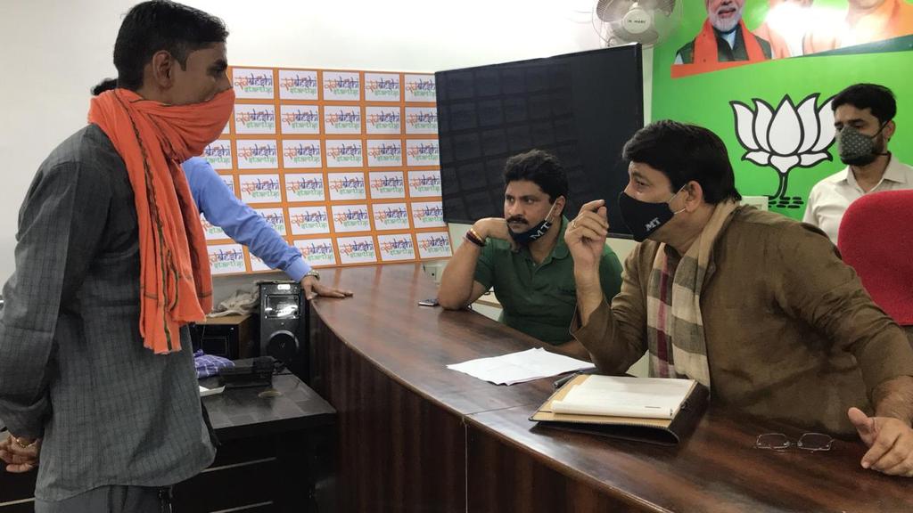 deweshtiwary's tweet photo. उत्तर पूर्वी दिल्ली के लोकप्रिय सांसद श्री @ManojTiwariMP जी ने आज चाँदबाग़ स्तिथ अपने संसदीय कार्यालय में जनता दरबार लगाया।
@narendramodi @AmitShah @JPNadda @ambikeshpandey0 @neelkantbakshi @KrishnaaChaubey https://t.co/QjQMpBVBhW