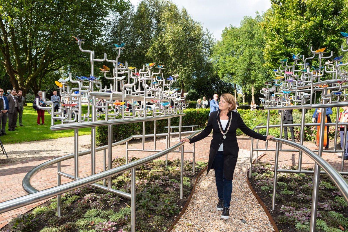 VanBijsterveldt's tweet photo. Vanochtend was de opening van de Troosttuin van De Laatste Eer op Iepenhof. Een mooie troostrijke plek vol persoonlijke vlinders voor ouders die een kind verloren. Fijn dat er nu in Delft zo’n plek is
waar ouders naartoe kunnen met hun verdriet. https://t.co/8yLS8kuVY8