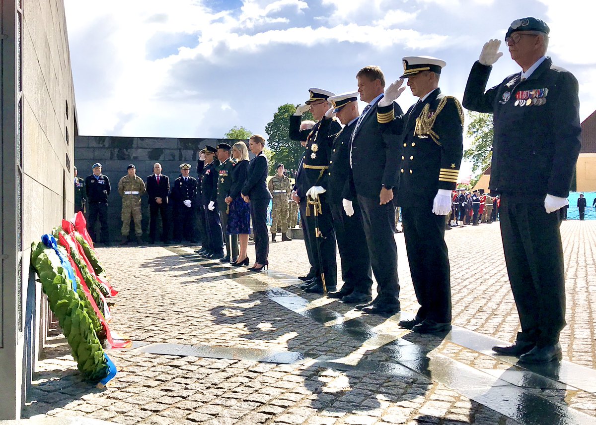Forsvarsmin's tweet photo. Vi må aldrig tage vores frihed for givet.

I dag viser vi vores største respekt for de danske udsendte og mindes dem, som har betalt den ultimative pris for at forsvare vores tryghed, frihed og demokrati. #flagdag #visflagetdk @Trinebramsen https://t.co/OnCs4Nrkyh