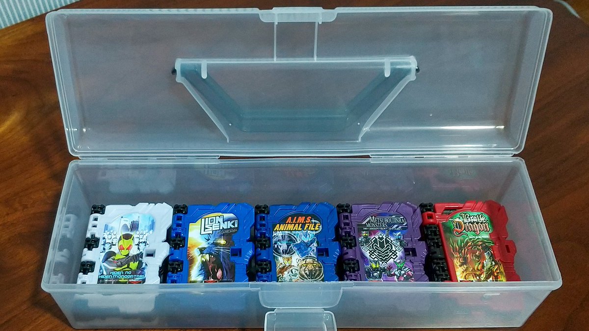 0円で作れる 超便利 お手軽ワンダーライドブック収納box ライドウォッチ プログライズキーにも応用可能 Daisoに売ってる物だけでワンダーライドブックの収納ボックスを作りました もし良ければ参考にしてみてください 仮面ライダーセイバー ツイレポ
