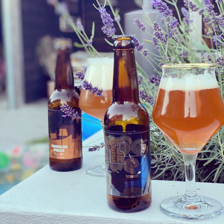 Toch een béétje de sfeer van de Admiraliteitsdagen proeven dit weekend? Drink dan de Bottelier, ons feest uit de fles! Je drinkt hem op terrassen in de hele regio, van Wierum tot Kollum, óf je haalt hem voor thuis bij Albert Heijn Dokkum en Damwâld. Proost!