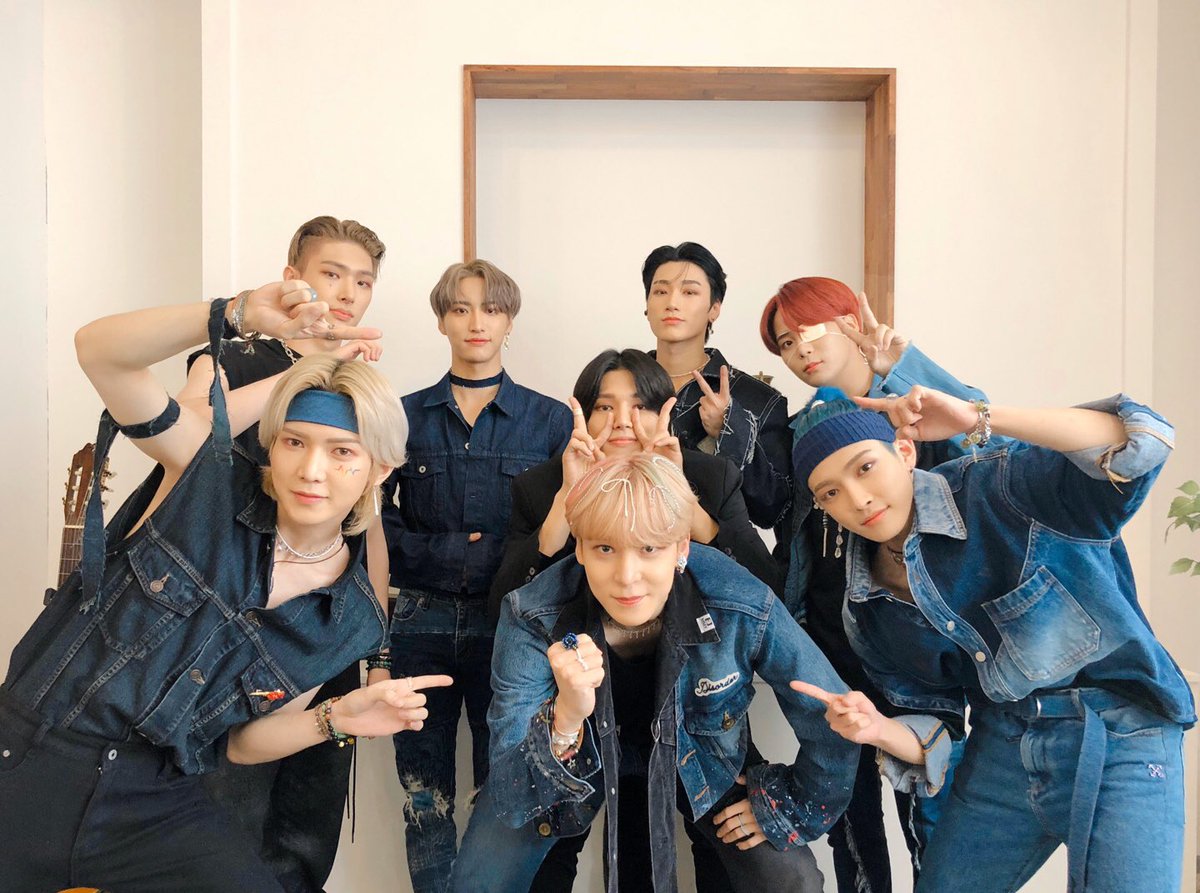 ATEEZofficial's tweet photo. [📷] TODAY ATEEZ
　
청기 들어? 백기 들어?
청청으로 꾸민 에이티즈의
무대 장악력에 모두 백기 들었다면서요?🏳️🤭
내일도 무대에서 빛나는 에이티즈와 함께해요🤘

#TODAY_ATEEZ #ATEEZ #에이티즈 https://t.co/jeGFFb4ksQ