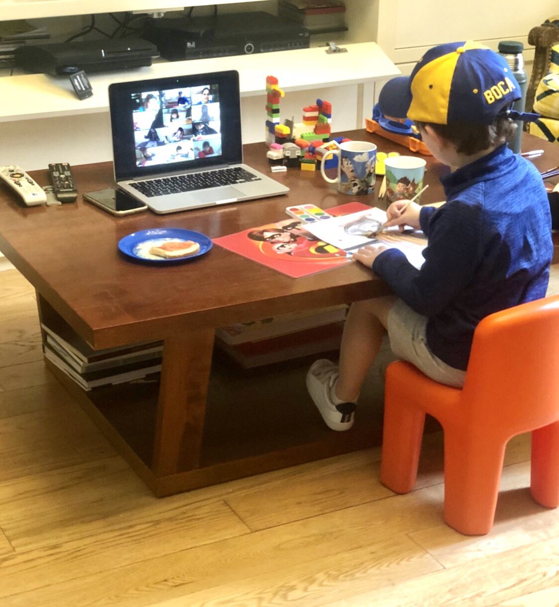 diegokorol10's tweet photo. Home office del cole! https://t.co/3BZ7dSA1FU