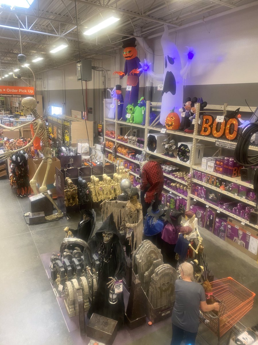 What does a MET team do when their SUP goes to the RDC?  Set Halloween early!! #817 back-up Ashley and whole team showed up and shined!! <a href="/MidSouthMET301/">Andrew Wright</a> was in store &amp; helped set HH as well. Thanks to everyone for all you did! @RonRounds <a href="/deborah_rambo/">🦋Debbie Rambo🦋</a> @Kevinsm302