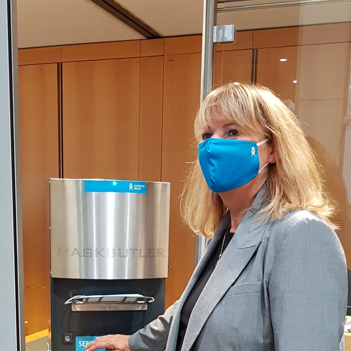 Sachsens Gesundheitsministerin Petra Köpping testet auf der #LeipzigerMesse den Mask-Butler. Vollkommen kontaktlos, per Sensor, spuckt der Automat Masken für die Fachbesucher der #CADEAUX und #MIDORA aus. Das ist nur eine Maßnahmen für den Schutz unserer Aussteller und Besucher.