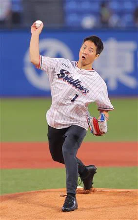 ケインコスギさん、始球式で180度開脚！もはやあれにしか見えないｗｗｗ