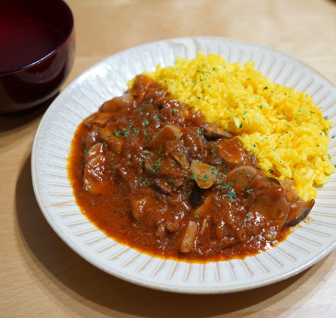 渡る鍋 君のハートにレボ リューション 夕飯はお家にある物で ハヤシライス ためしてガッテンのレシピ本より 業スー冷凍赤身牛スジ エリンギ 玉葱 赤ワイン ケチャップ 前に冷凍しておいたターメリックライス 隠し味に甘酒 お腹いっぱいです