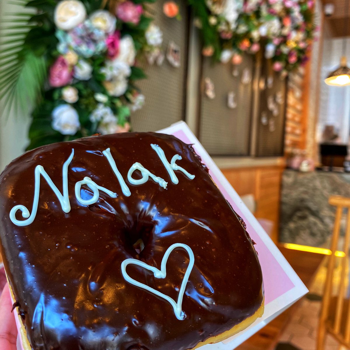 Angelriyadha's tweet photo. Dozen | دوزن 🍩❤️
جميله أجواء المكان مكون من ٣ ادوار صغيره 😍 ومتميزين بالدونات المربعه بأنواعها ❤️❤️
📍الدمام - حي الشاطئ
https://t.co/KLeF6PvbGV https://t.co/wvSkSiX7L1