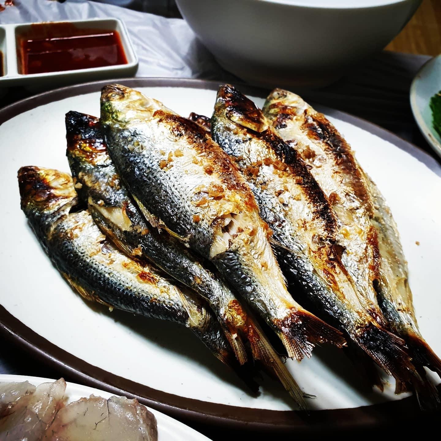 池成林 韓国の秋の魚と言えばと韓国人に聞いたら전어 銭魚 コノシロ と答える人が多いです 日本で馴染みのある コハダの出世魚전어は刺身も美味しいですが 전어 굽는 냄새에 집 나간 며느리가 돌아온다 コノシロを焼くにおいに家出した嫁が戻ってくる と