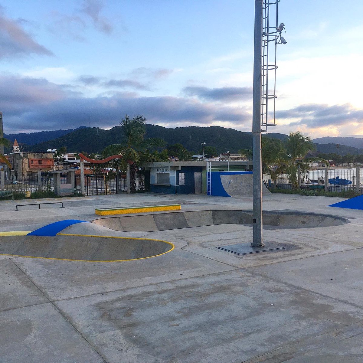 rafasurfbenitez's tweet photo. Seguimos dando color a nuestro @skatepark_pc con el corazón y motivado para ustedes para cuando todo esto termine @JCbetancourt72 @apuertocabello @rafaellacava10 @Fundadeporte @GlobalSrs @DiSanchez7 seguimos para ustedes https://t.co/lmG1xHhYYo