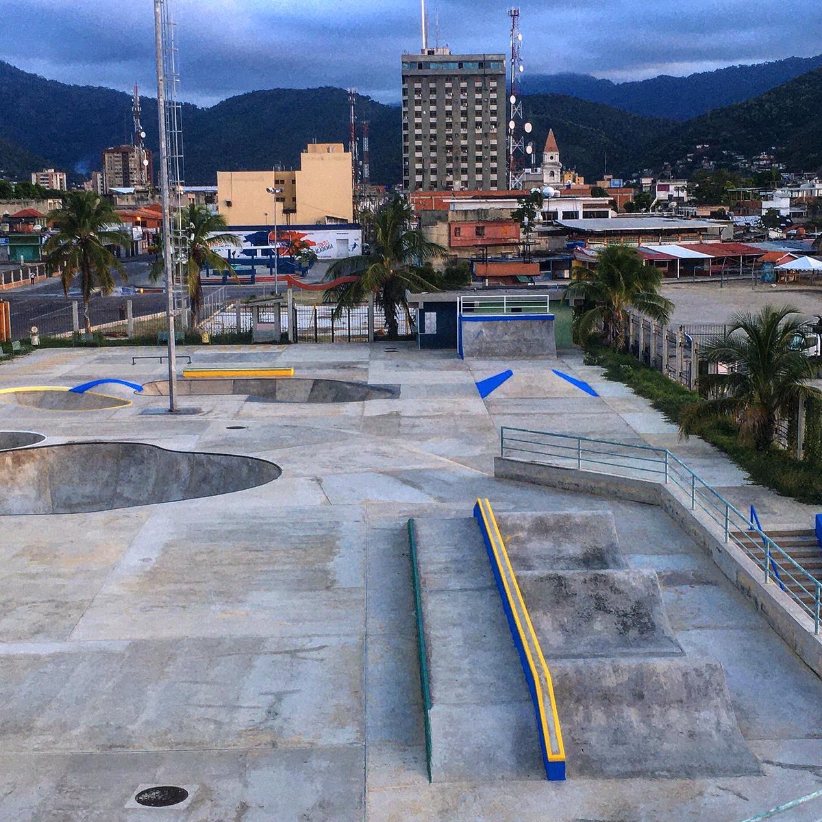 rafasurfbenitez's tweet photo. Seguimos dando color a nuestro @skatepark_pc con el corazón y motivado para ustedes para cuando todo esto termine @JCbetancourt72 @apuertocabello @rafaellacava10 @Fundadeporte @GlobalSrs @DiSanchez7 seguimos para ustedes https://t.co/lmG1xHhYYo