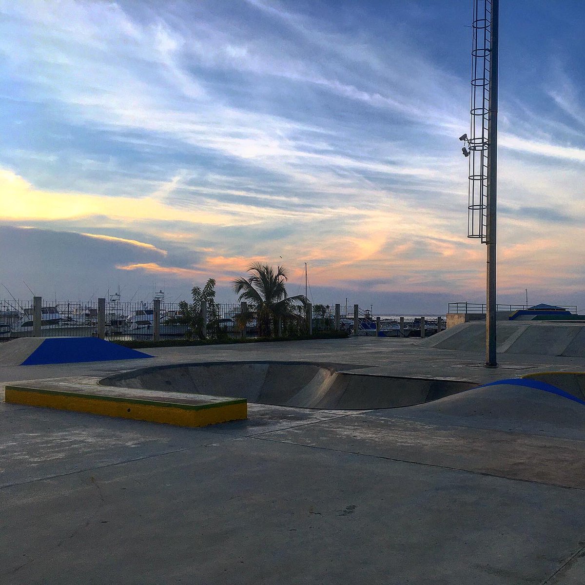 rafasurfbenitez's tweet photo. Seguimos dando color a nuestro @skatepark_pc con el corazón y motivado para ustedes para cuando todo esto termine @JCbetancourt72 @apuertocabello @rafaellacava10 @Fundadeporte @GlobalSrs @DiSanchez7 seguimos para ustedes https://t.co/lmG1xHhYYo