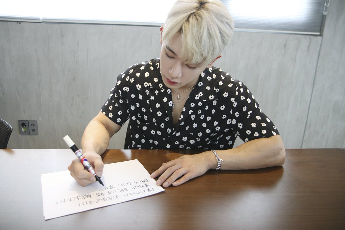 rabbiwbebe's tweet photo. 200905 WONHO DIARY:

「 Sept 5th (sat) 」

To my wenee,
How are you?
Did you get my new letter?
I hope you get my feelings while you're listening it
Please, hear it a lot
From now, I'll send you many letters more
Eternally, Wenee's Wonho https://t.co/gzlntlXatc
