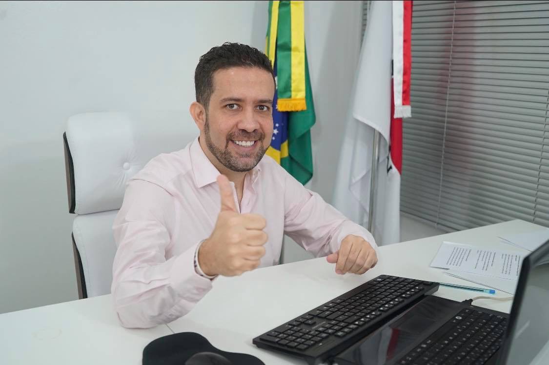 “Sejam fortes e corajosos. Não tenham medo nem fiquem apavorados por causa delas, pois o Senhor, o seu Deus, vai com vocês; nunca os deixará, nunca os abandonará". (Deuteronômio 31:6) 

Começando mais um final de semana de MUITO trabalho! 
#600PeloBrasil #PraCimaDeles #TamoJunto