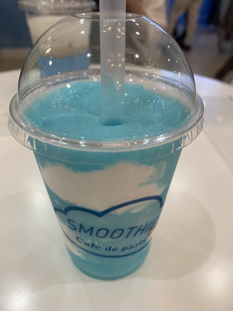 なかた 今日行ったところにブルーハワイ的な可愛い飲み物があったので嬉しくなって注文した 特にブルーハワイではない 青空と雲みたいなやつ可愛いんじゃ これ頼んではしゃぐタインちゃん見てこの世の幸せは全てここにあるみたいな顔してくれ