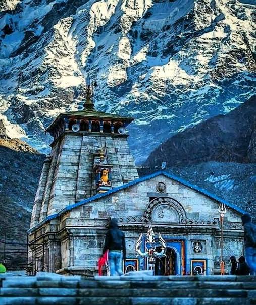 "Positive Vibes and Blessings on Your Timeline"A Thread of Our Pride, Our Beautiful Divine Temples of India.☆ Kedarnath Temple of Lord Shiva in Uttrakhand☆ Somnath Temple n Jyotirlinga of Lord Shiva in Gujarat
