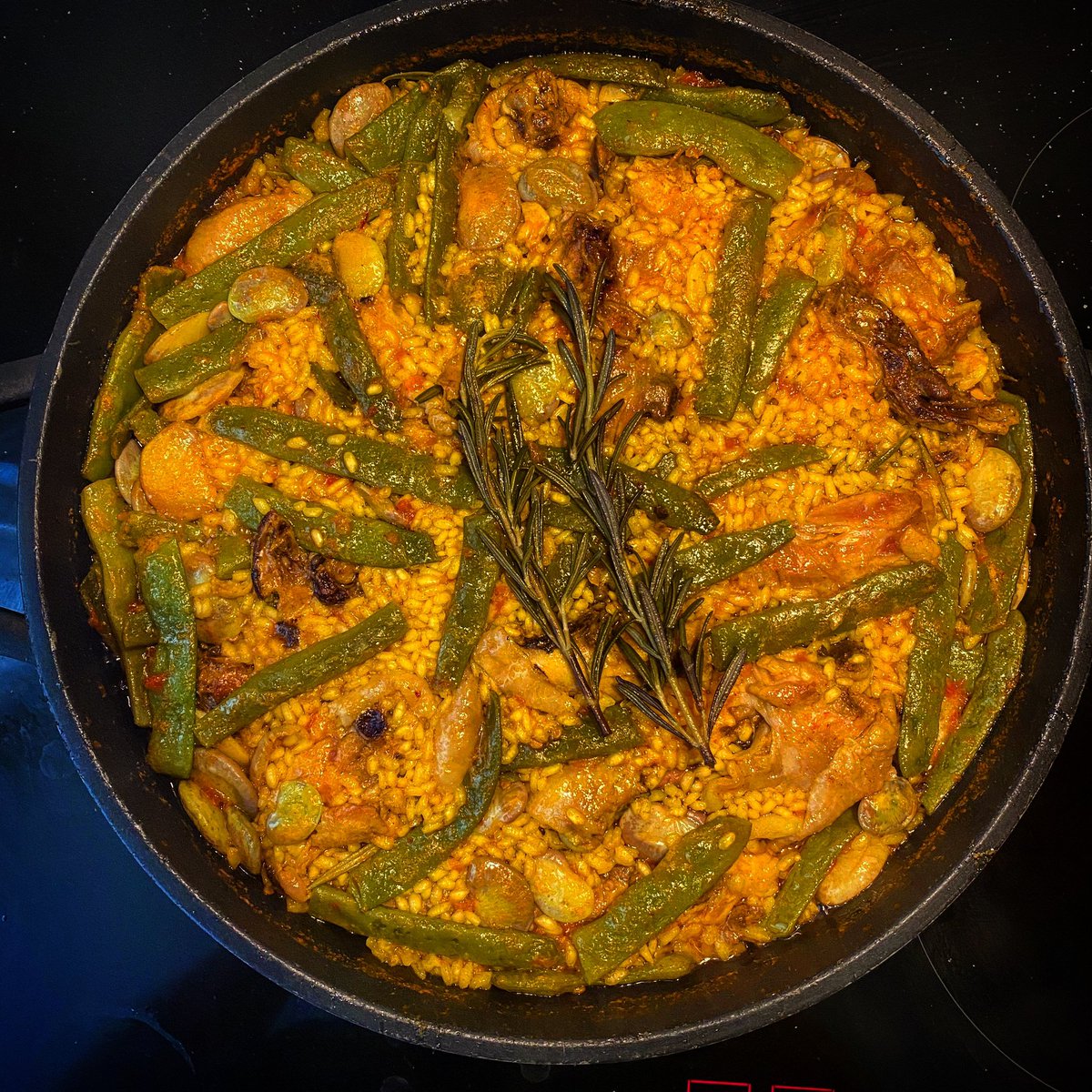 pacolonso's tweet photo. #Paella valenciana en casa y en la vitro, con la inestimable ayuda de @ArrosDenia bomba, @MCentralVlc y #Castey https://t.co/3fSblBTR7l