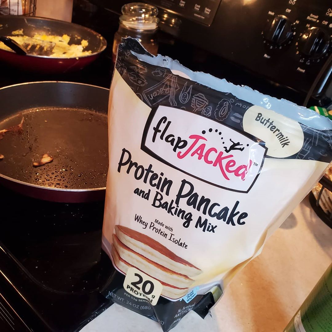 Who's ready for Saturday Morning Pancakes?  🙋‍♀️ Yes, please!
Sweetened with bananas for the kids before football!  

Stock up for fall! flapjacked.com/pancakes

 #proteinpancakes #pancakes #weekendeats #bacon #butter #food #happykids IG Photo Cred: @thejuiceisloose2112