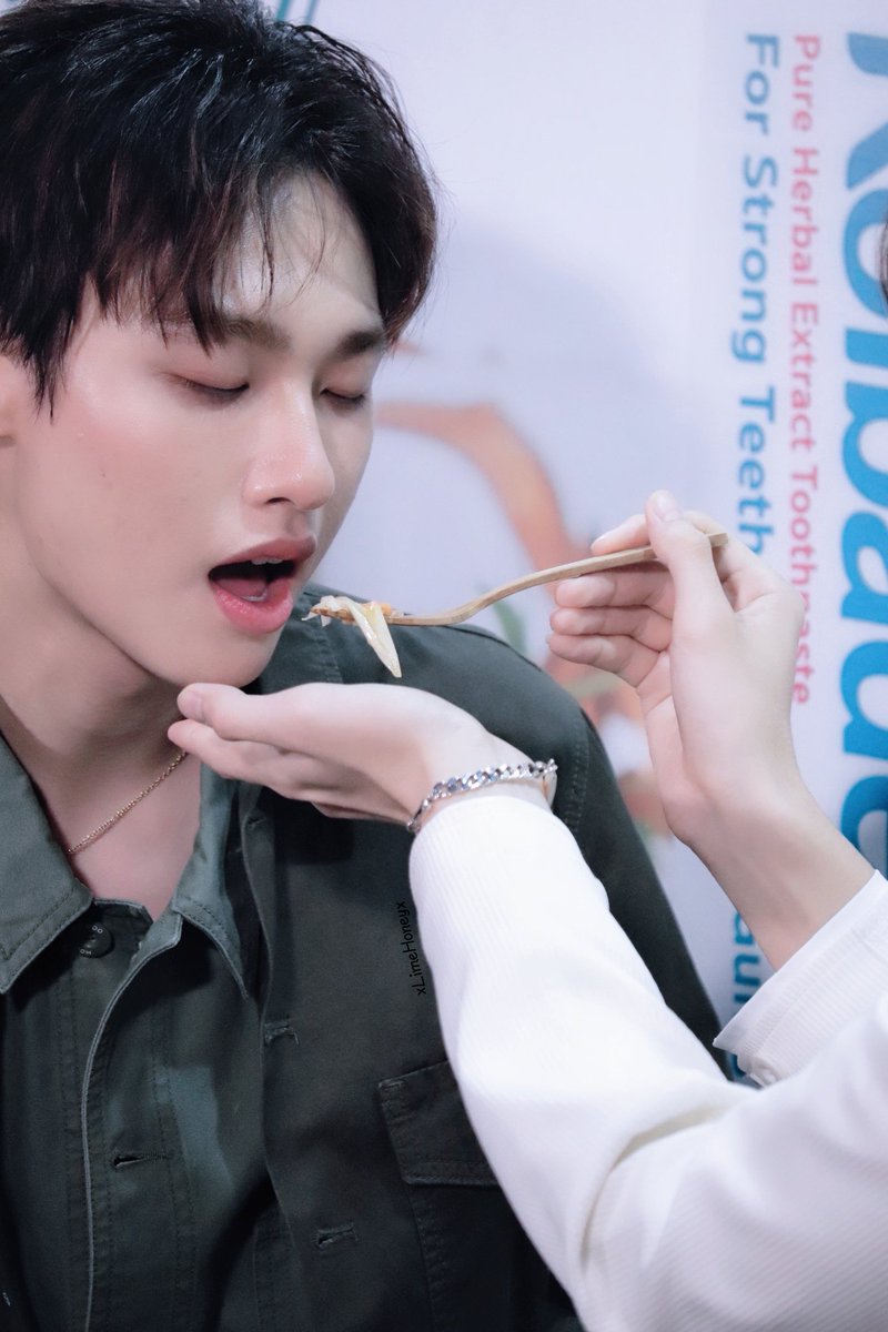 xLimeHoneyx's tweet photo. 😋 อ้ามมมมม 😋
#AmmoforGN @gunnapatn
#KolbadentXMarkGun https://t.co/NerF43aECn