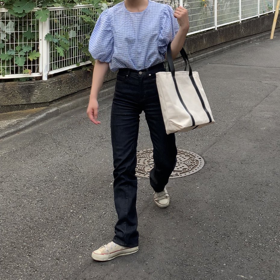 naru060708's tweet photo. UNIQLOのストレートハイライズジーンズを買って履いてみたのですが、、、優秀すぎません？万年下半身デブの私の足が真っ直ぐに見えます…これで3,999円ですよ…？もはやタダです… https://t.co/xrSFq96WS1