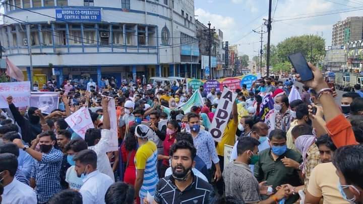 neeturanipaul3's tweet photo. #ShameOnMPGoverment #uniteagainstpolicebrutality #WeWantJobNotLathi #aidso @AIDSO_AIC @aarti @mudit @ndtvindia @ravishndtv https://t.co/e7fMqm0aYp