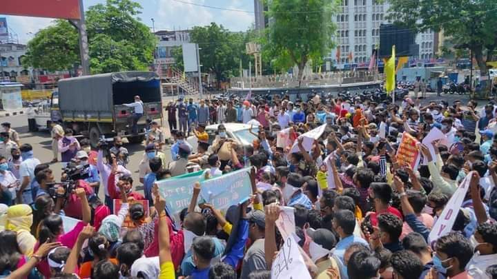 neeturanipaul3's tweet photo. #ShameOnMPGoverment #uniteagainstpolicebrutality #WeWantJobNotLathi #aidso @AIDSO_AIC @aarti @mudit @ndtvindia @ravishndtv https://t.co/e7fMqm0aYp